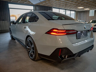 2025 BMW 5 серии 523d xDrive VIII (G60/G61/G68), серебристый, 7300000 рублей, вид 2