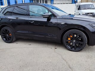 2019 Volkswagen Touareg III, чёрный, 4500000 рублей, вид 3