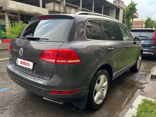2011 Volkswagen Touareg II, серый, 1685000 рублей, вид 4