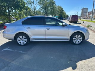 2014 Volkswagen Jetta VI Рестайлинг, серебристый, 900000 рублей, вид 3