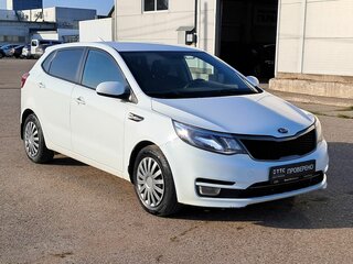 2017 Kia Rio III Рестайлинг, белый, 530000 рублей, вид 3