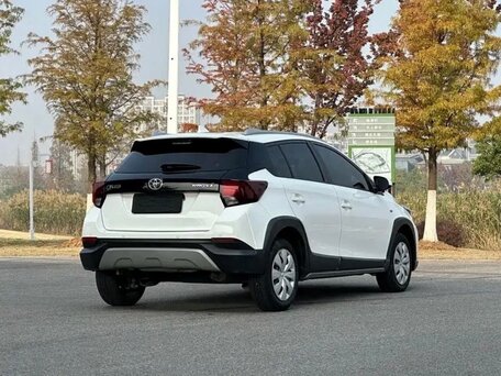 2023 Toyota Yaris L X XP150 Рестайлинг, белый, 1450000 рублей, вид 3