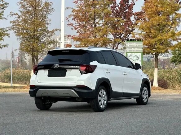 2023 Toyota Yaris L X XP150 Рестайлинг, белый, 1450000 рублей - вид 2