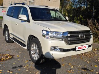 2018 Toyota Land Cruiser 200 Series Рестайлинг 2, белый, 5900000 рублей, вид 3
