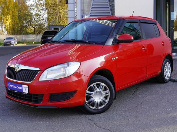 2011 Skoda Fabia II Рестайлинг, красный, 350000 рублей