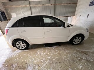 2011 Kia Rio II Рестайлинг, белый, 650000 рублей, вид 4