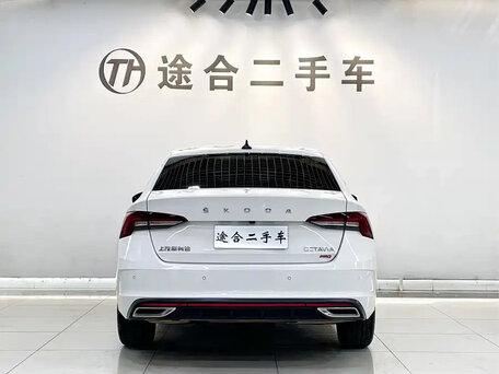 2022 Skoda Octavia IV (A8), белый, 1680000 рублей, вид 5