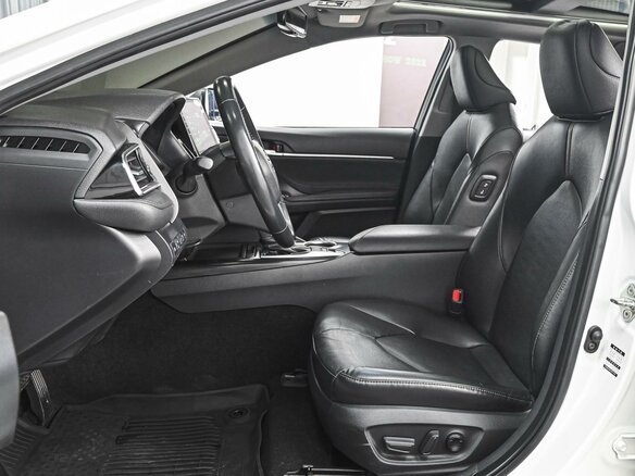 2022 Toyota Camry VIII (XV70) Рестайлинг, белый, 3075000 рублей - вид 9