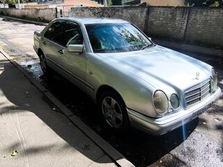1997 Mercedes-Benz E-Класс 230 II (W210, S210), серебристый, 320000 рублей, вид 2