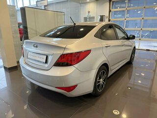 2014 Hyundai Solaris I Рестайлинг, серебристый, 709000 рублей, вид 4