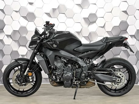 2024 Yamaha MT-09 (FZ-09), чёрный, 1075000 рублей, вид 4