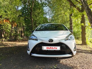 2017 Toyota Yaris III Рестайлинг 2, белый, 1520000 рублей, вид 2