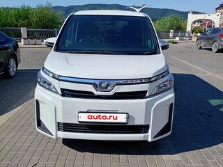 2018 Toyota Voxy III (R80) Рестайлинг, белый, 2350000 рублей, вид 2