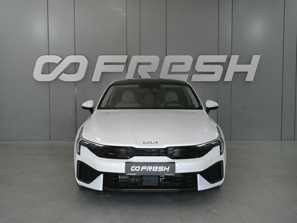 2025 Kia K5 III Рестайлинг, белый, 4449000 рублей - вид 2