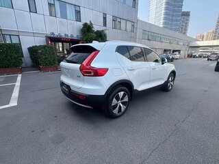 2024 Volvo XC40 I Рестайлинг, белый, 2985547 рублей, вид 3