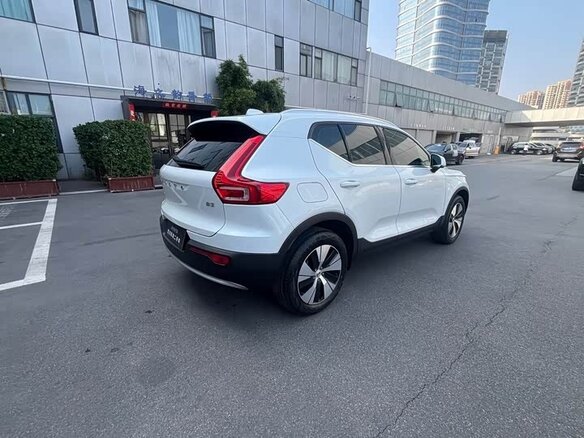 2024 Volvo XC40 I Рестайлинг, белый, 2985547 рублей - вид 2