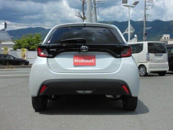 2023 Toyota Yaris IV, белый, 1060000 рублей - вид 4