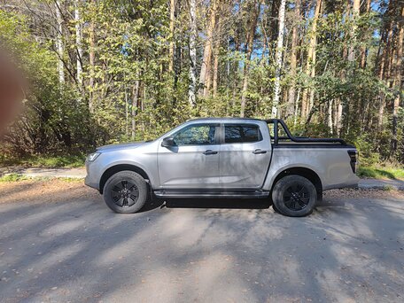2021 Isuzu D-Max III, серый, 5500000 рублей, вид 4
