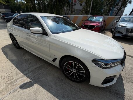 2022 BMW 5 серии 530i xDrive VII (G30/G31/G38) Рестайлинг, белый, 7000000 рублей, вид 5