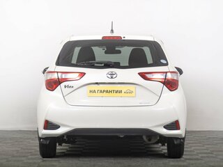 2018 Toyota Vitz III (XP130) Рестайлинг, белый, 1029000 рублей, вид 4
