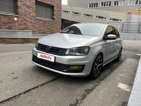 2016 Volkswagen Polo V Рестайлинг, серебристый, 860000 рублей, вид 3