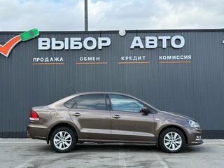 2017 Volkswagen Polo V Рестайлинг, коричневый, 1499000 рублей, вид 3