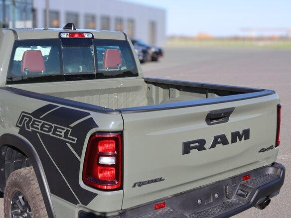 2026 Ram 1500 Crew Cab V Рестайлинг, зелёный - вид 13