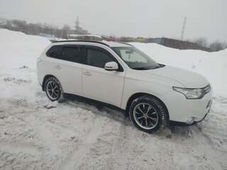 2013 Mitsubishi Outlander III, белый, 1350000 рублей, вид 4