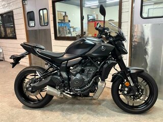 2025 Yamaha MT-07 (FZ-07), чёрный, 1020000 рублей, вид 2