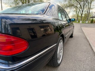 1998 Mercedes-Benz E-Класс 320 II (W210, S210), чёрный, 1000000 рублей, вид 4