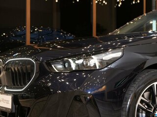 2025 BMW 5 серии Long 530Li xDrive VIII (G60/G61/G68), чёрный, 7480000 рублей, вид 4
