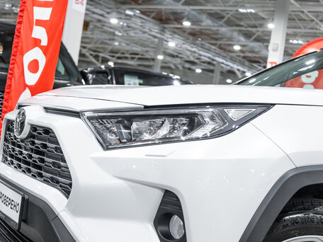 2021 Toyota RAV4 V (XA50), белый, 3399700 рублей, вид 2