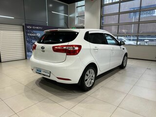 2013 Kia Rio 5-speed III, белый, 800000 рублей, вид 4