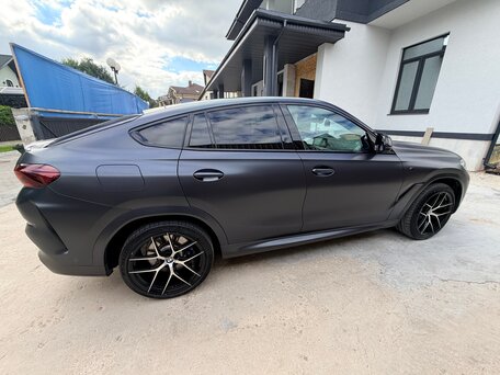 2021 BMW X6 40i III (G06), серый, 6000000 рублей, вид 3