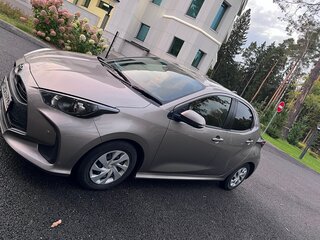 2020 Toyota Yaris IV, коричневый, 1100000 рублей, вид 5