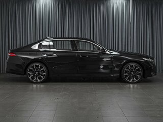 2025 BMW 5 серии Long 530Li xDrive VIII (G60/G61/G68), чёрный, 8373000 рублей, вид 5