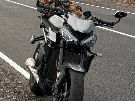 2023 Triumph Street Triple, серый, 920000 рублей, вид 1