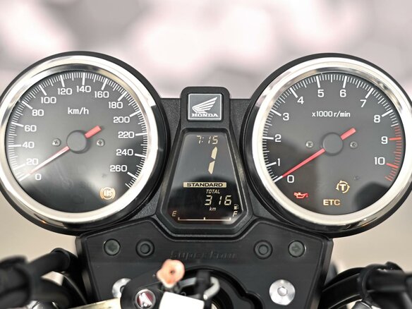 2025 Honda CB 1300, чёрный - вид 8