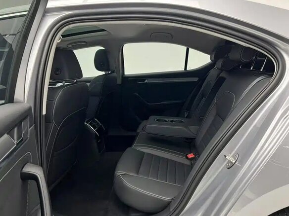 2025 Skoda Superb III Рестайлинг, серебристый, 3350000 рублей - вид 21