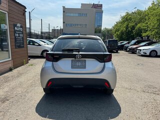 2021 Toyota Yaris IV, серый, 1149000 рублей, вид 3