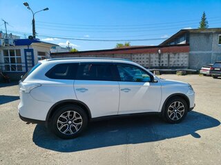 2014 Mitsubishi Outlander III Рестайлинг, белый, 1300000 рублей, вид 3