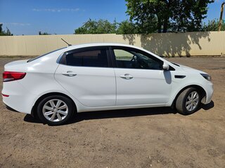 2015 Kia Rio III Рестайлинг, белый, 1020000 рублей, вид 4