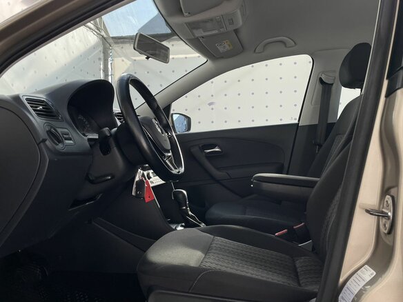 2017 Volkswagen Polo V Рестайлинг, бежевый, 1140000 рублей - вид 10