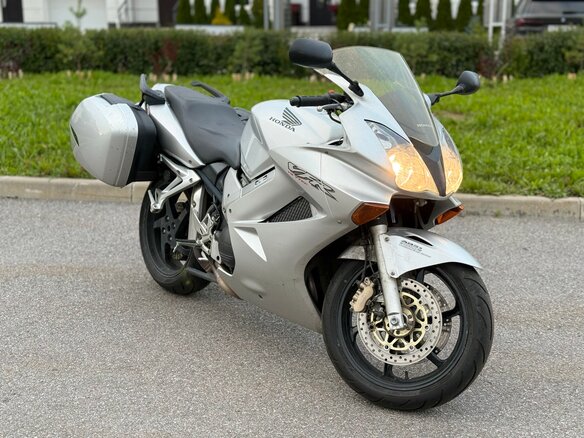 2002 Honda VFR 800, серебристый - вид 1