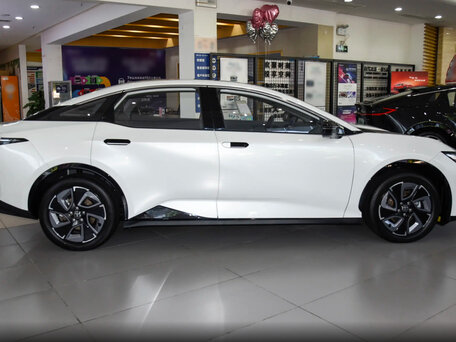 2026 Toyota bZ3, белый, 2420000 рублей, вид 4