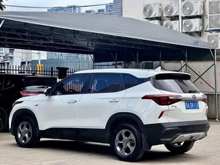 2022 Kia KX3, белый, 1400001 рублей, вид 2