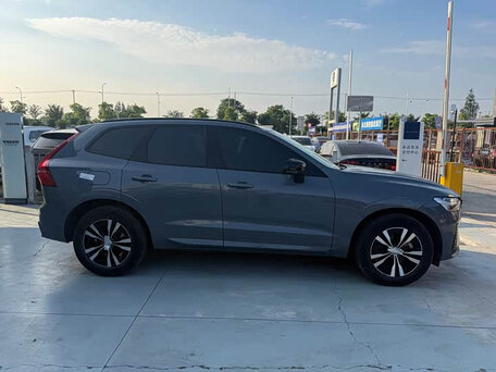2022 Volvo XC60 II Рестайлинг, серый, 4248000 рублей, вид 4