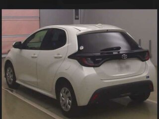 2021 Toyota Yaris IV, белый, 1300000 рублей, вид 3