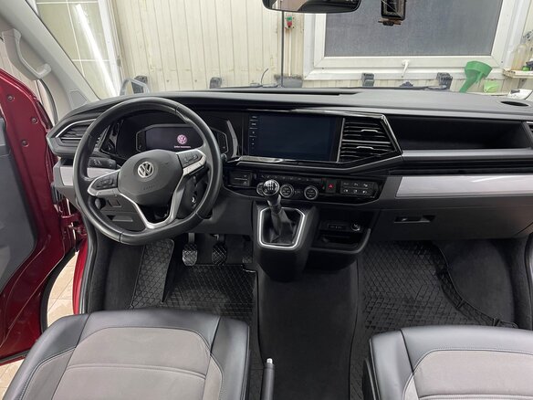 2019 Volkswagen Multivan T6 Рестайлинг, красный, 5250000 рублей - вид 17