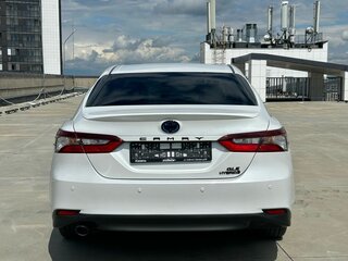 2022 Toyota Camry VIII (XV70) Рестайлинг, белый, 3170000 рублей, вид 4